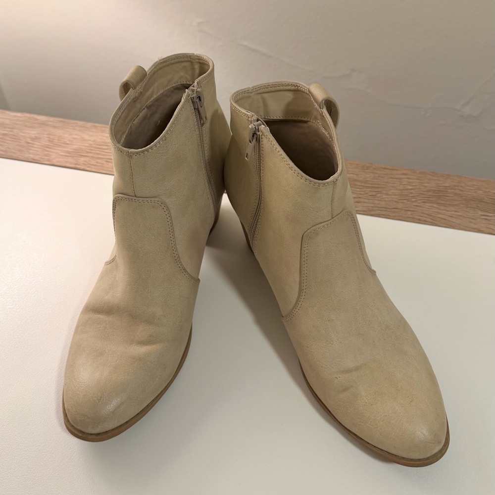 Qupid Women’s Cream Ankle Boots